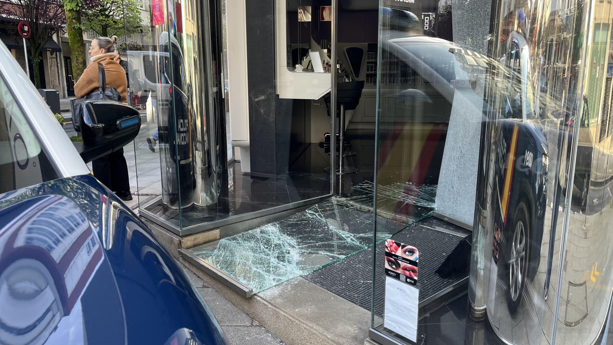 Cristal destrozado de la tienda de Kiko Milano, en Santiago.