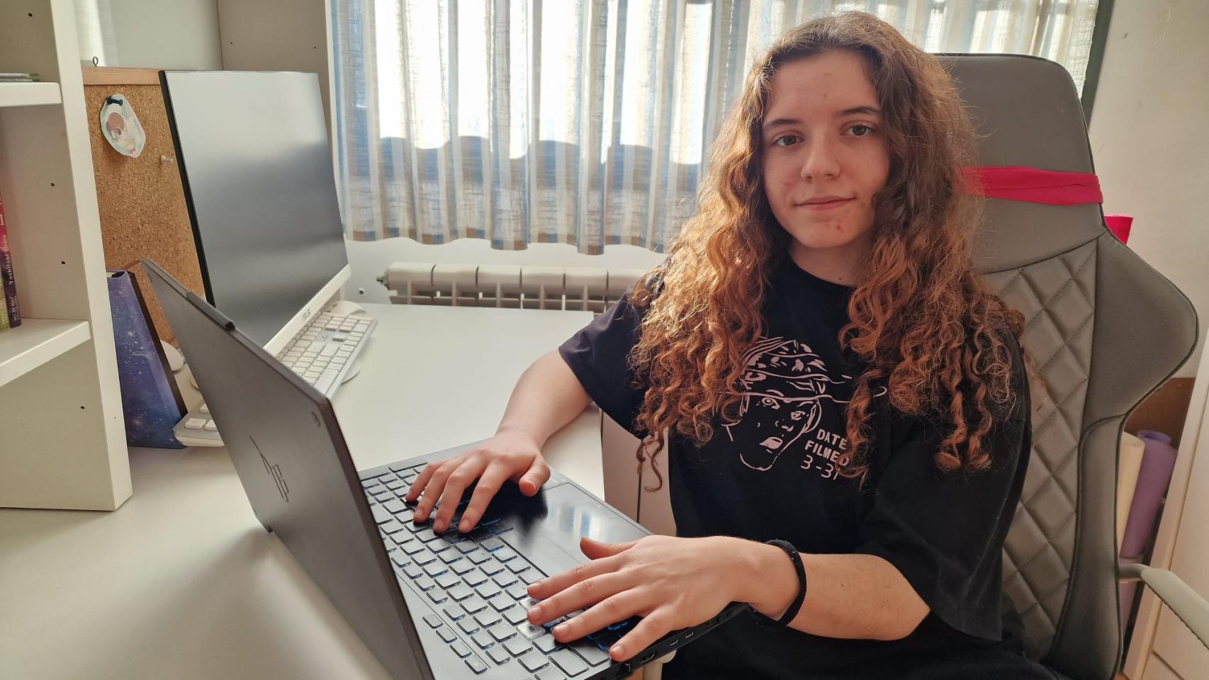 Marta Pérez, la única mujer que estudia Doble Grado en Física Computacional e Ingeniería del Software.