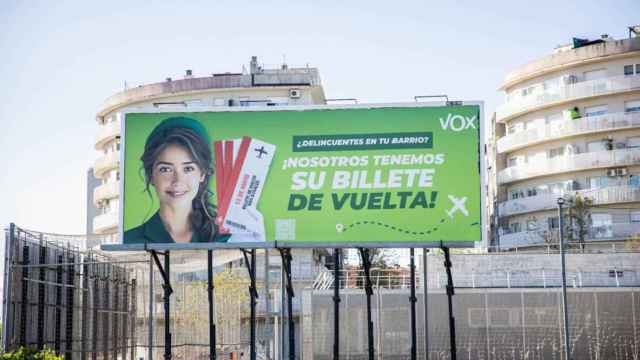 Las polémicas y virales vallas de Vox en Cataluña: Billete de vuelta para ilegales