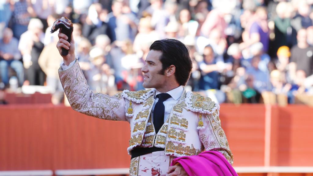 José Garrido pasea la oreja del primero de la tarde en la Maestranza.