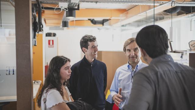 Julia de Uriarte y Baltazar Silva, alumnos del Máster, conversan con Miguel Ángel Mellado, director del Máster, y Mario Díaz, director adjunto de EL ESPAÑOL.