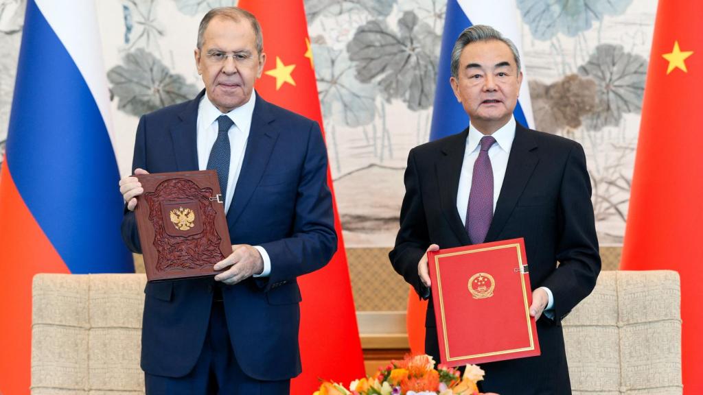 El ministro de Exteriores ruso, Serguéi Lavrov, y su homólogo chino, Wang Yi, este martes en Pekín.