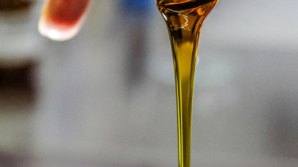 Esta es la mejor fórmula con aceite de oliva para frenar la caída de los párpados.