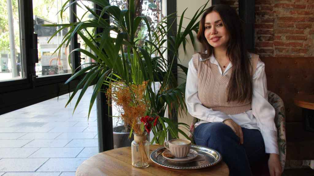Nur Mansour en su coqueta pastelería de Bravo Murillo con un café, que sirven en una elegante bandeja con decoración árabe.