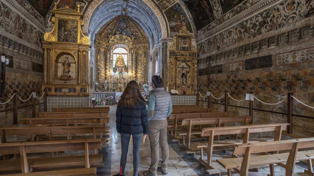 Visitantes de la ermita de la Virgen del Ara, en Extremadura.