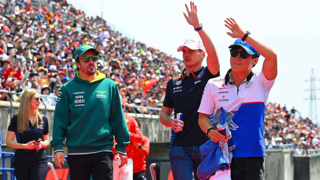 Yuki Tsunoda junto a Max Verstappen y Fernando Alonso en el Gran Premio de Japón 2024 de Fórmula 1