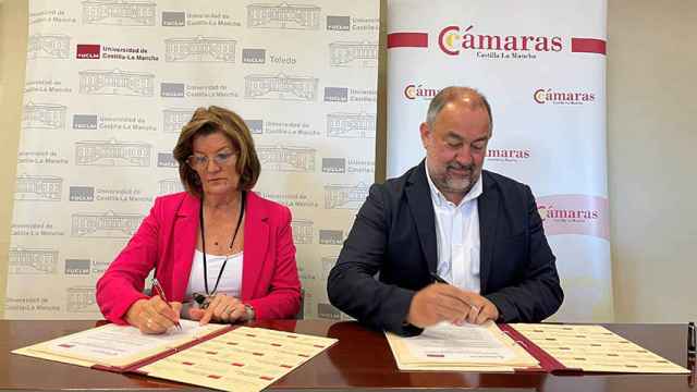 María de los Ángeles Martínez y Julián Garde durante la firma del convenio.