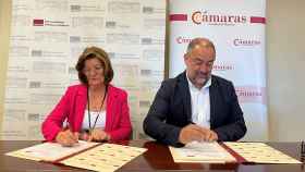 María de los Ángeles Martínez y Julián Garde durante la firma del convenio.