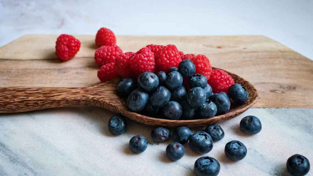 Consumir frutos rojos favorece la aparición de canas prematuras.
