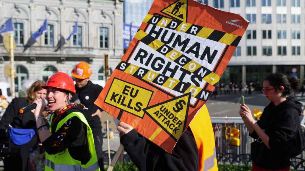Activistas a favor de los derechos humanos protestan frente al Parlamento Europeo, a 4 de abril de 2024.