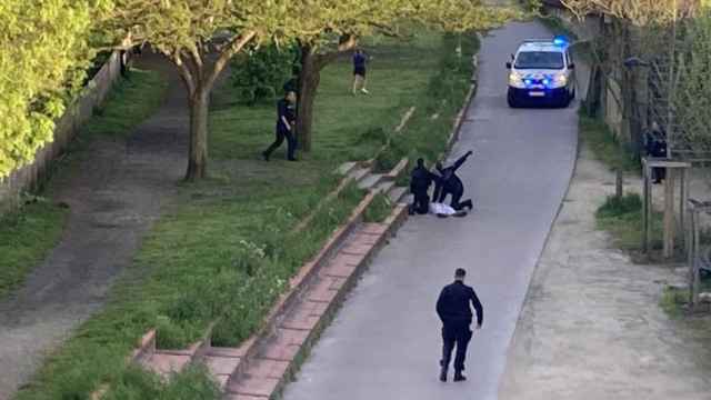 Momento en el que la Policía de Burdeos ha abatido al atacante que estaba armado con un cuchillo.