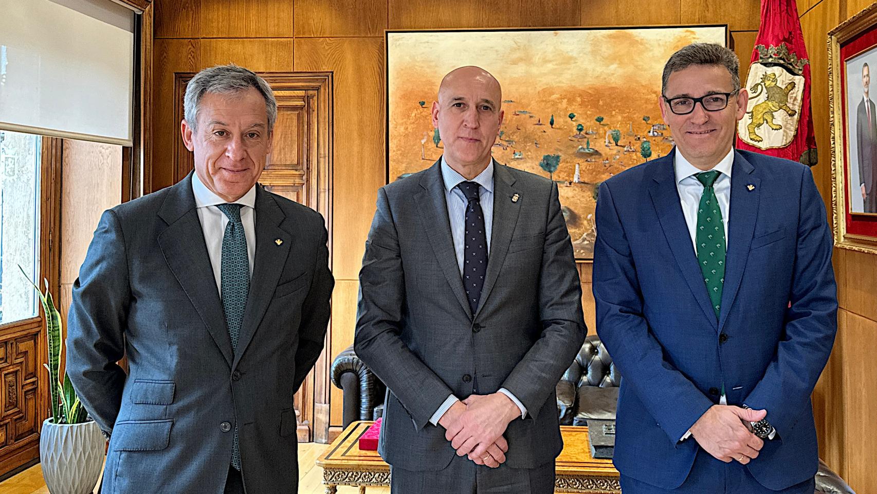 El presidente de Eurocaja Rural, Javier López Martín, y el director general de la entidad financiera, Víctor Manuel Martín López, con el alcalde de León, José Antonio Diez Díaz