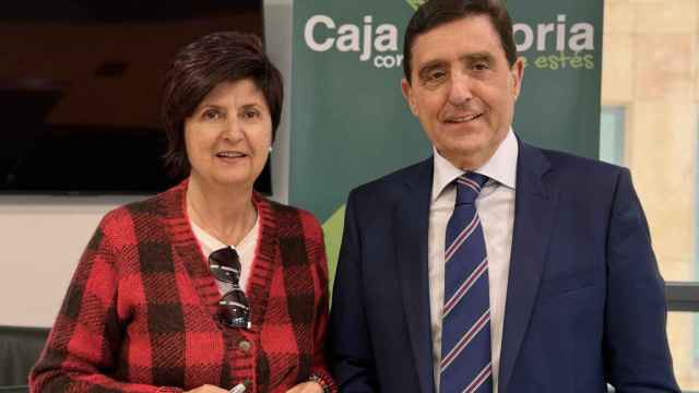 El presidente de Caja Rural de Soria, Carlos Martínez Izquierdo, y Blanca Esther Ortega Tablado, presidenta de la Asociación Parkinson Soria, renuevan el compromiso de colaboración