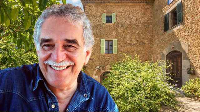 Gabriel García Márquez junto a su casa de verano en Mallorca, en un montaje de JALEOS.