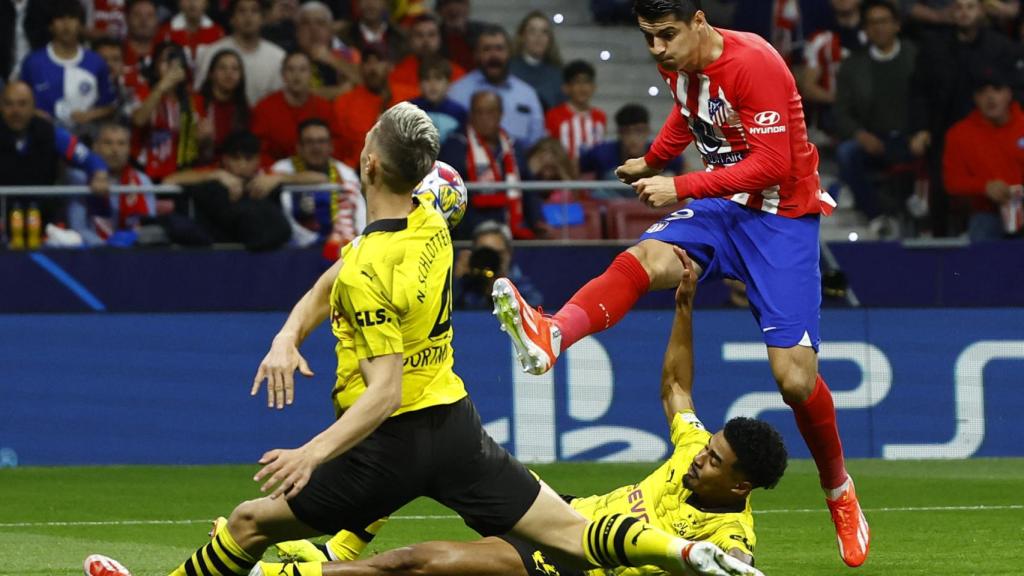Morata ejecuta un disparo ante el Dortmund.