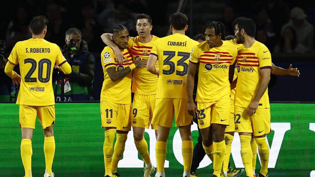 Los jugadores del Barça felicitan a Raphinha tras marcar frente al PSG.