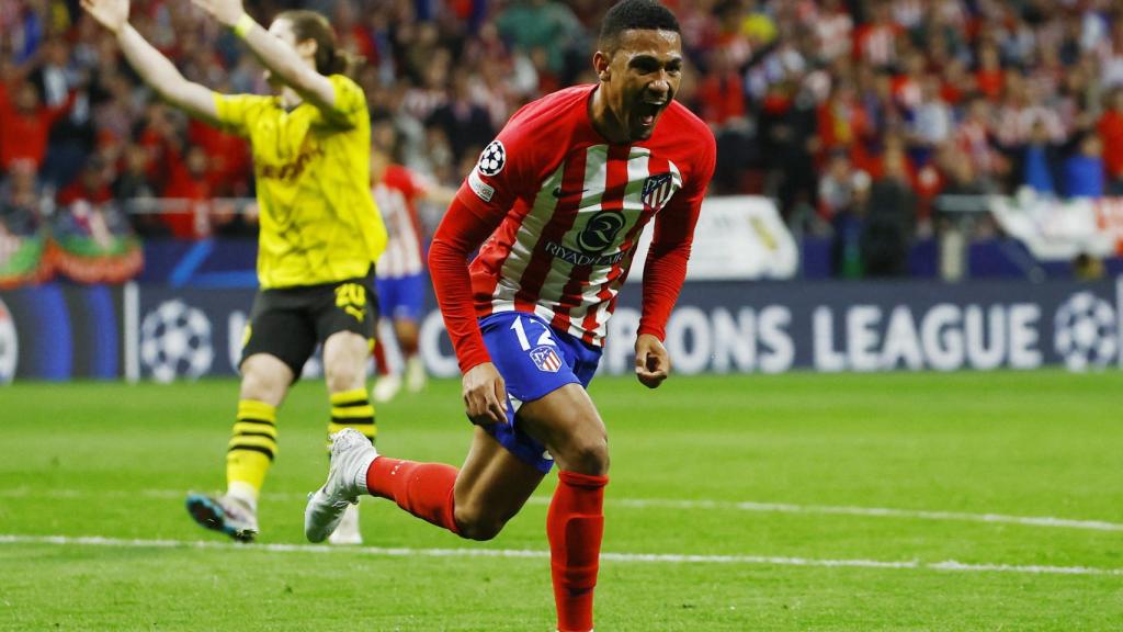 Lino corre para celebrar su gol ante el Dortmund.