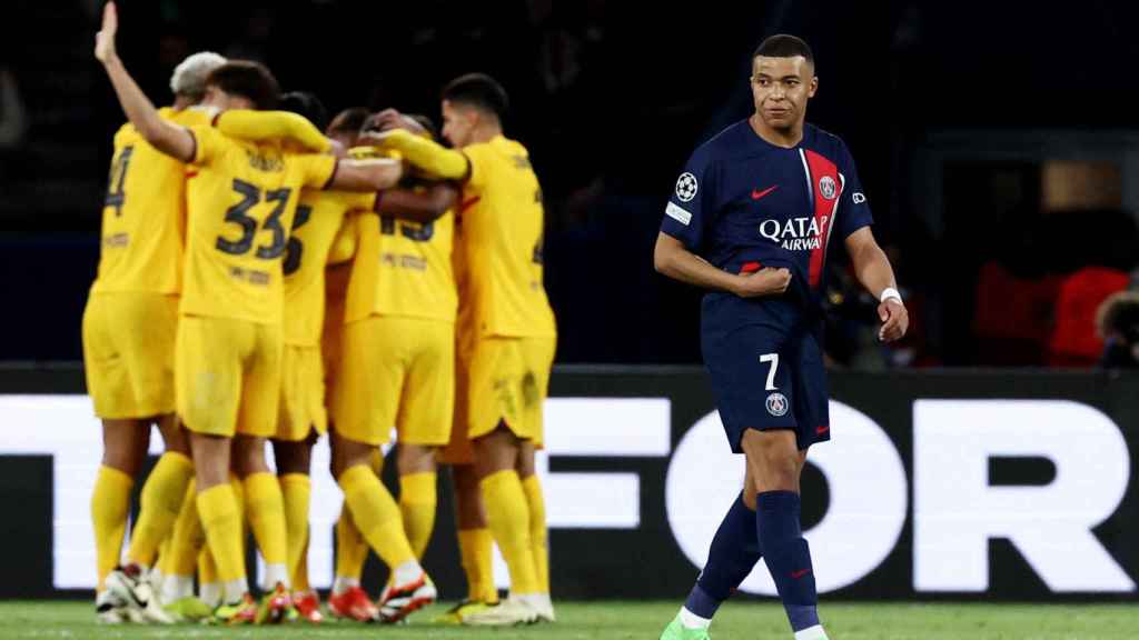 Los jugadores del Barça celebran el gol de Christensen con Mbappé en primer plano.