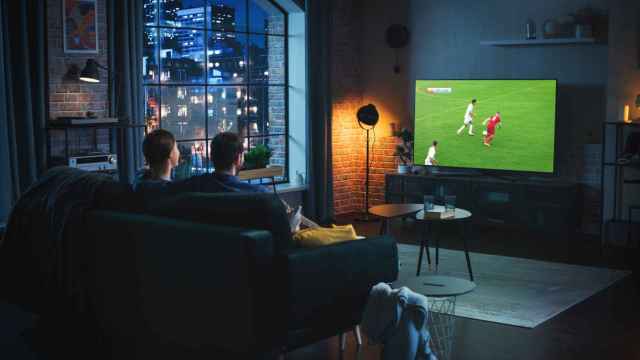 Una pareja viendo un partido de fútbol por IPTV