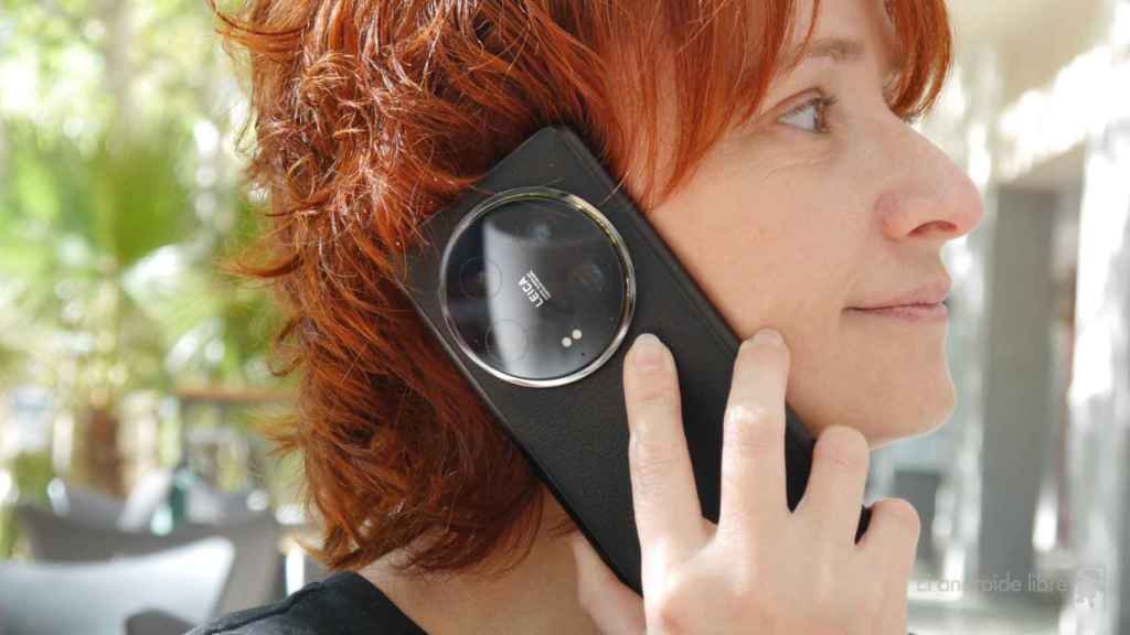 Una mujer llamando con el Xiaomi 14 Ultra