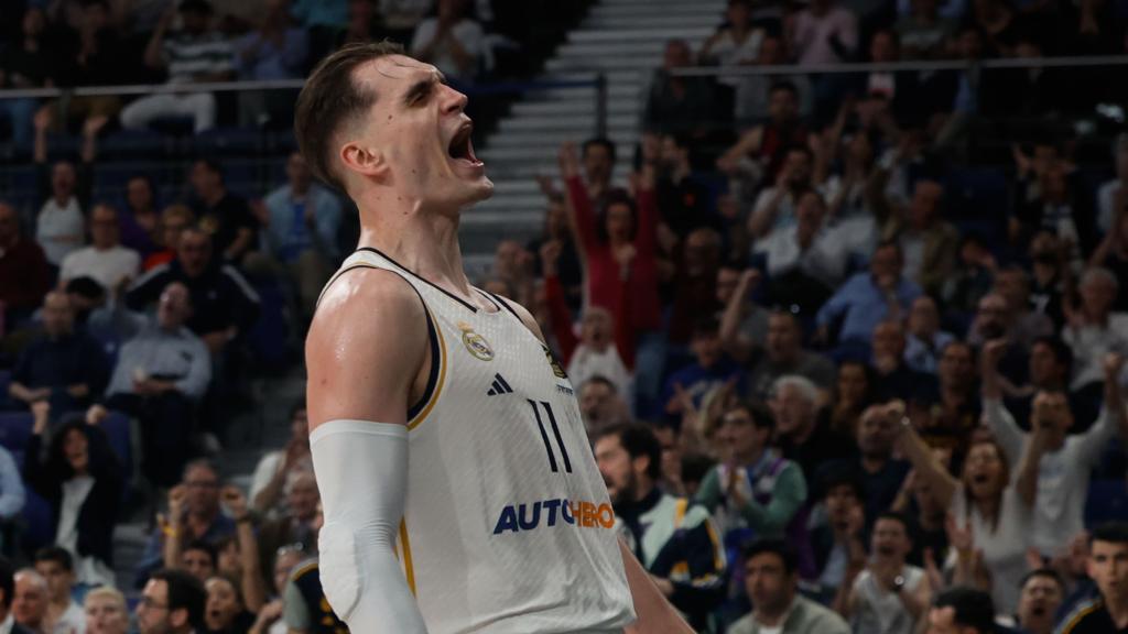 Mario Hezonja celebra una canasta durante un partido de Euroliga.