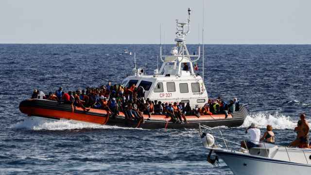Un barco de la Guardia Costera italiana con inmigrantes rescatados en la isla de Lampedusa, en 2023.