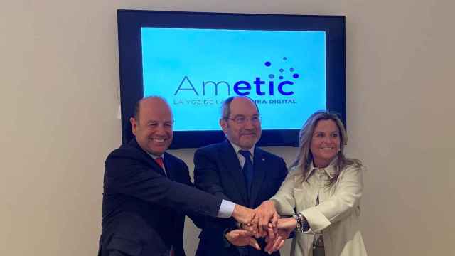 Luis Pardo, exdirector general de Ametic; Pedro Mier, presidente de Ametic; y Pilar Roch, nueva directora general de Ametic.