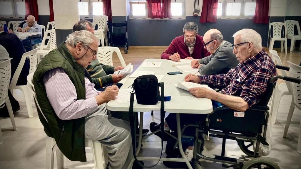 Usuarios de la Asociación Párkinson Málaga durante terapia ocupacional.