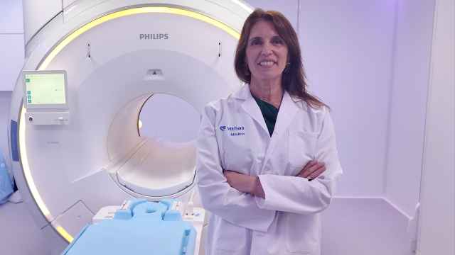 La doctora Martínez León del hospital Vithas Málaga con la máquina de resonancia.