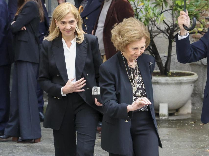 La reina Sofía, con la infanta Cristina, en el funeral de Fernando Gómez-Acebo un día antes de su ingreso.