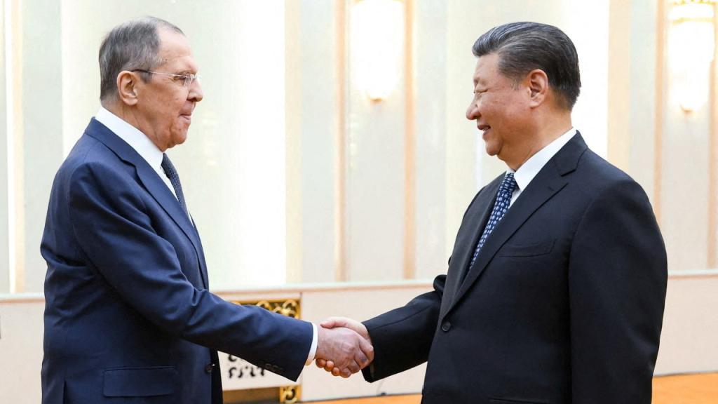 El ministro de Exteriores ruso, Serguéi Lavrov, y el presidente chino, Xi Jinping, este martes en Pekín.