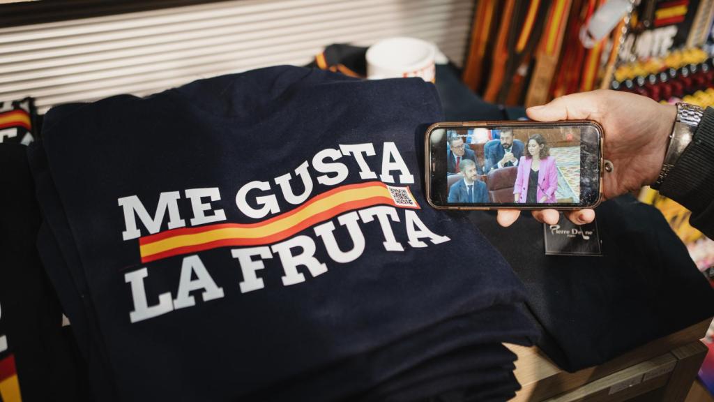 Una camiseta con la frase de Isabel Díaz Ayuso: Me gusta la fruta.