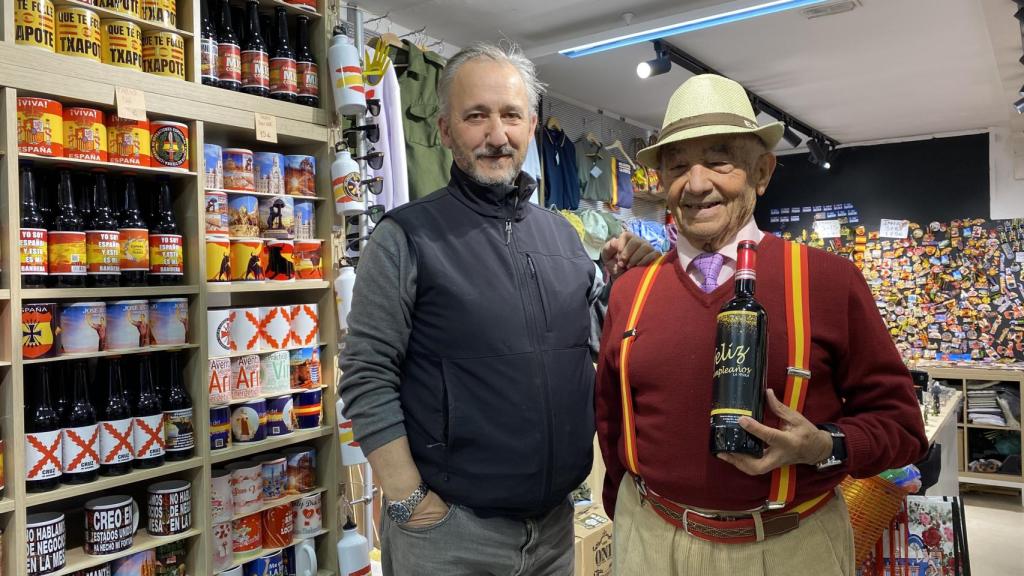 Antonio Durán con Tomás, uno de sus clientes, en el interior de la tienda.