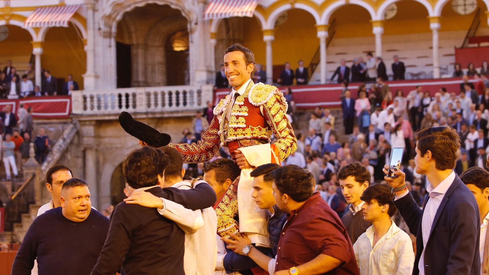 David de Miranda saliendo a hombros de la Maestranza.