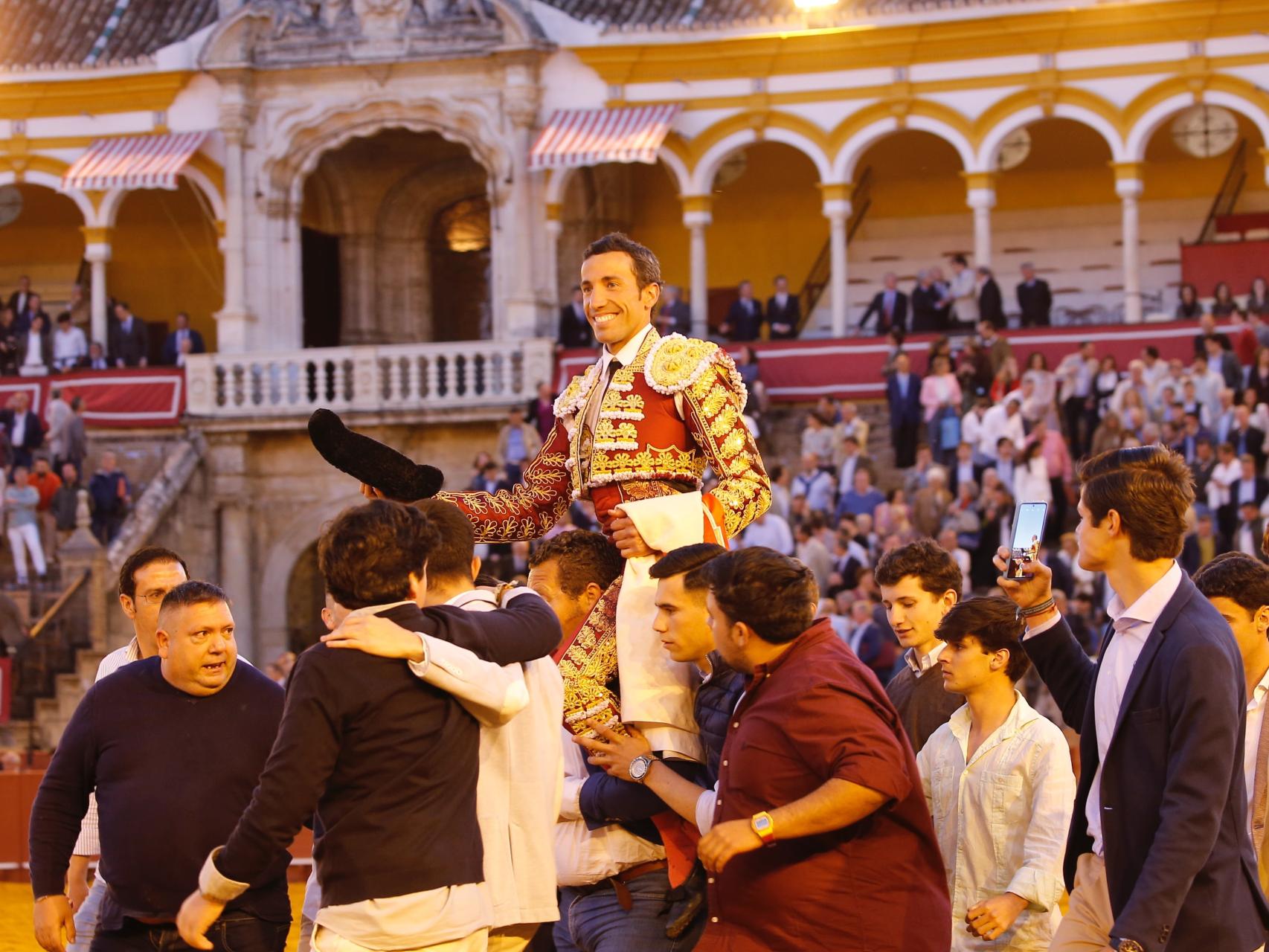 Un corridón de Santiago Domecq calienta la Feria y saca a David de Miranda  en volandas de la Maestranza