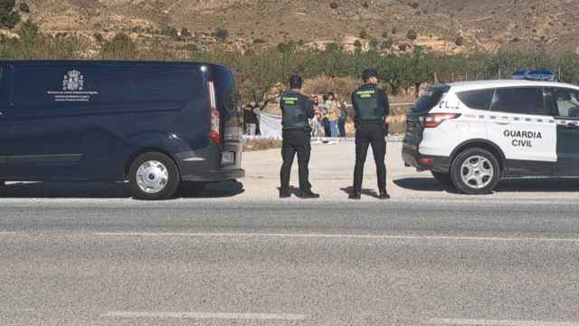 Unos agentes de la Guardia Civil, este miércoles, junto al bancal de Abanilla donde ha sido localizado el cadáver.