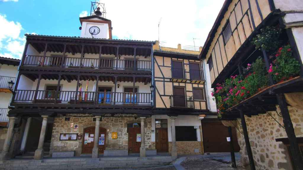 Plaza Mayor y Ayuntamiento de San Esteban de la Sierra