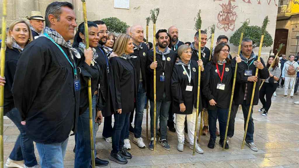 Inicio de la peregrina cívica del grupo municipal socialista y diputados en Cortes de Alicante.