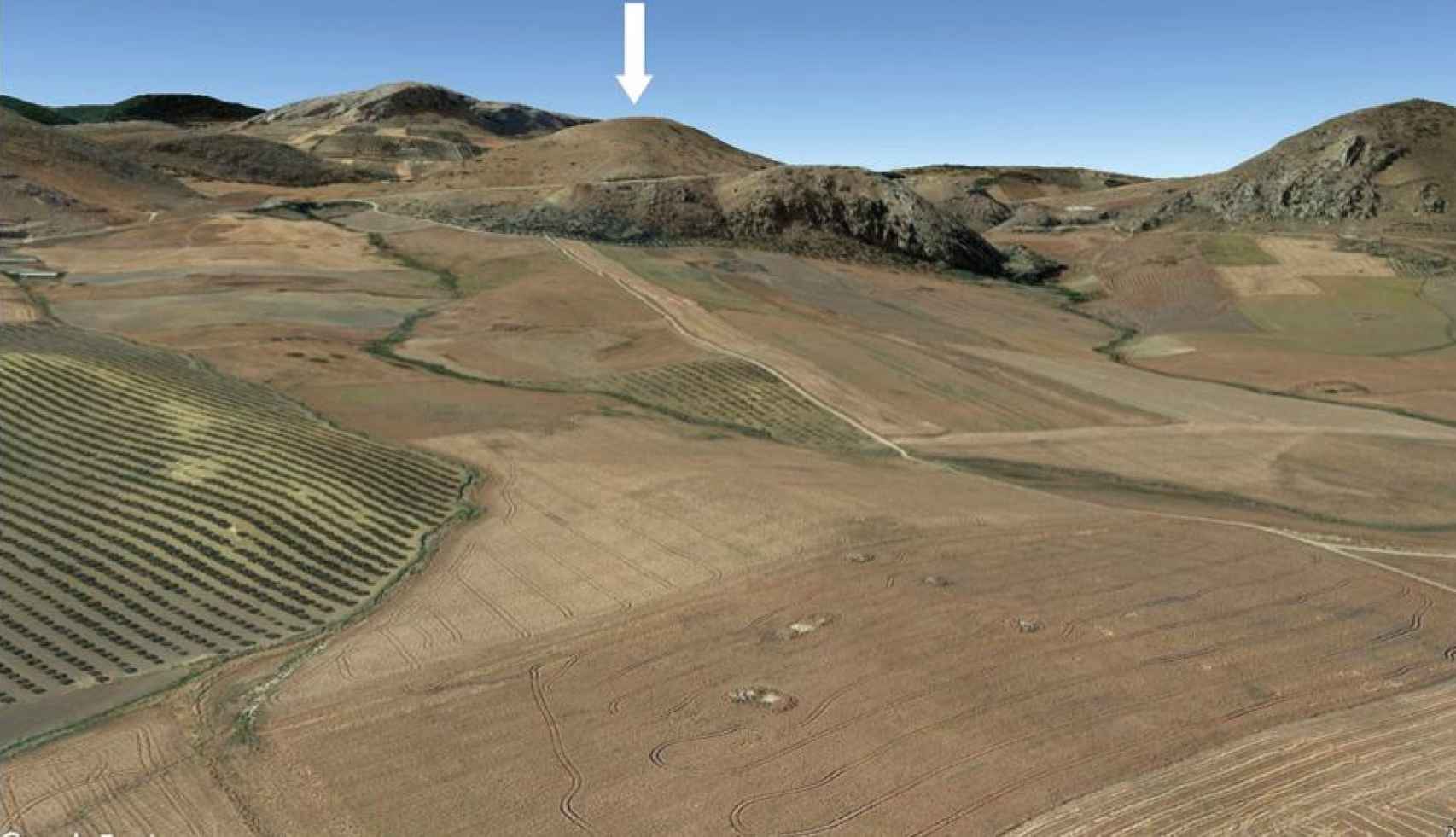 Campos de El Carrascal desde el aire señalando el cerro del oppidum