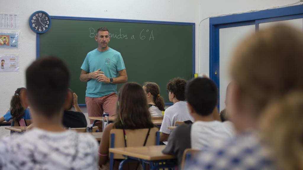 Alumnos del CEIP Escritor Alfonso Grosso durante el primer día de colegio en 2022.