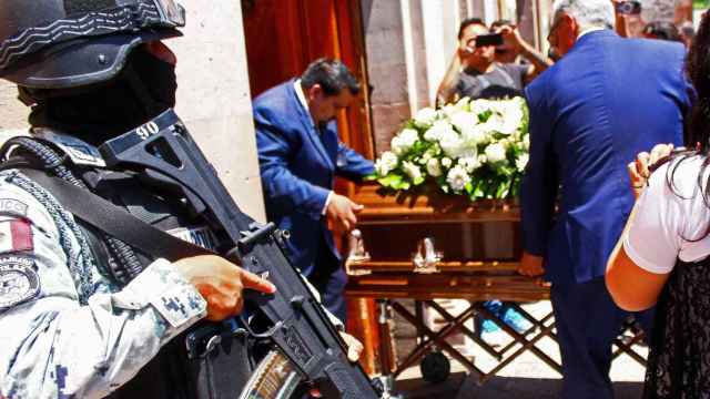 Un militar cumple sus funciones en el funeral de Gisela Gaytán, ex candidata al municipio de Celaya asesinada.
