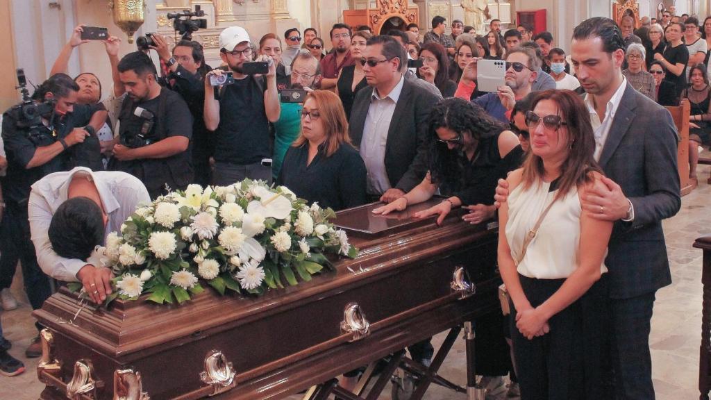 Familiares de la ex candidata asesinada, Gisela Gaytán, lloran su partida.