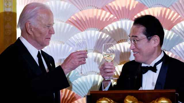 Joe Biden y el primer ministro de Japón, Fumio Kishida, brindan en la Casa Blanca.