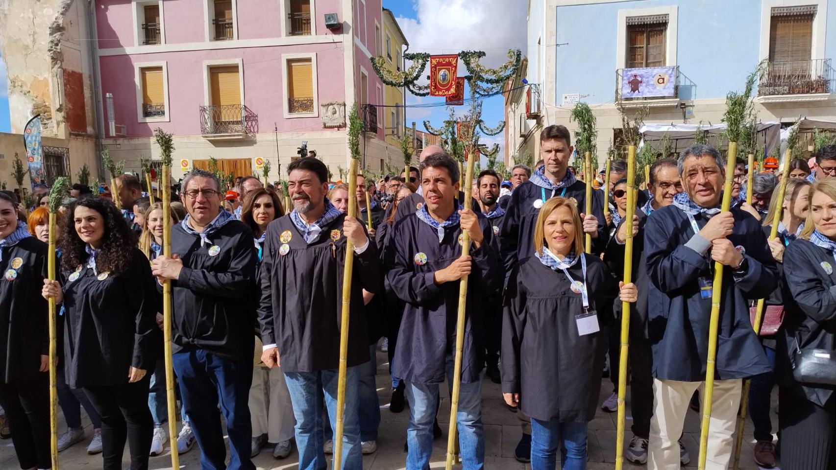 La comitiva oficial en el monasterio de Santa Faz.