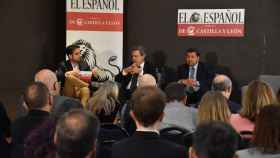 El periodista de EL ESPAÑOL Óscar Estaire, el director general de Biorig, Manuel Alonso, y el presidente de la Asociación Española del Gas, Joan Batalla, en la mesa del Foro Energía, este miércoles.