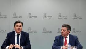 El consejero de Economía y Hacienda y portavoz, Carlos Fernández Carriedo, y el de la Presidencia, Luis Miguel González Gago, comparecen en rueda de prensa posterior al Consejo de Gobierno.