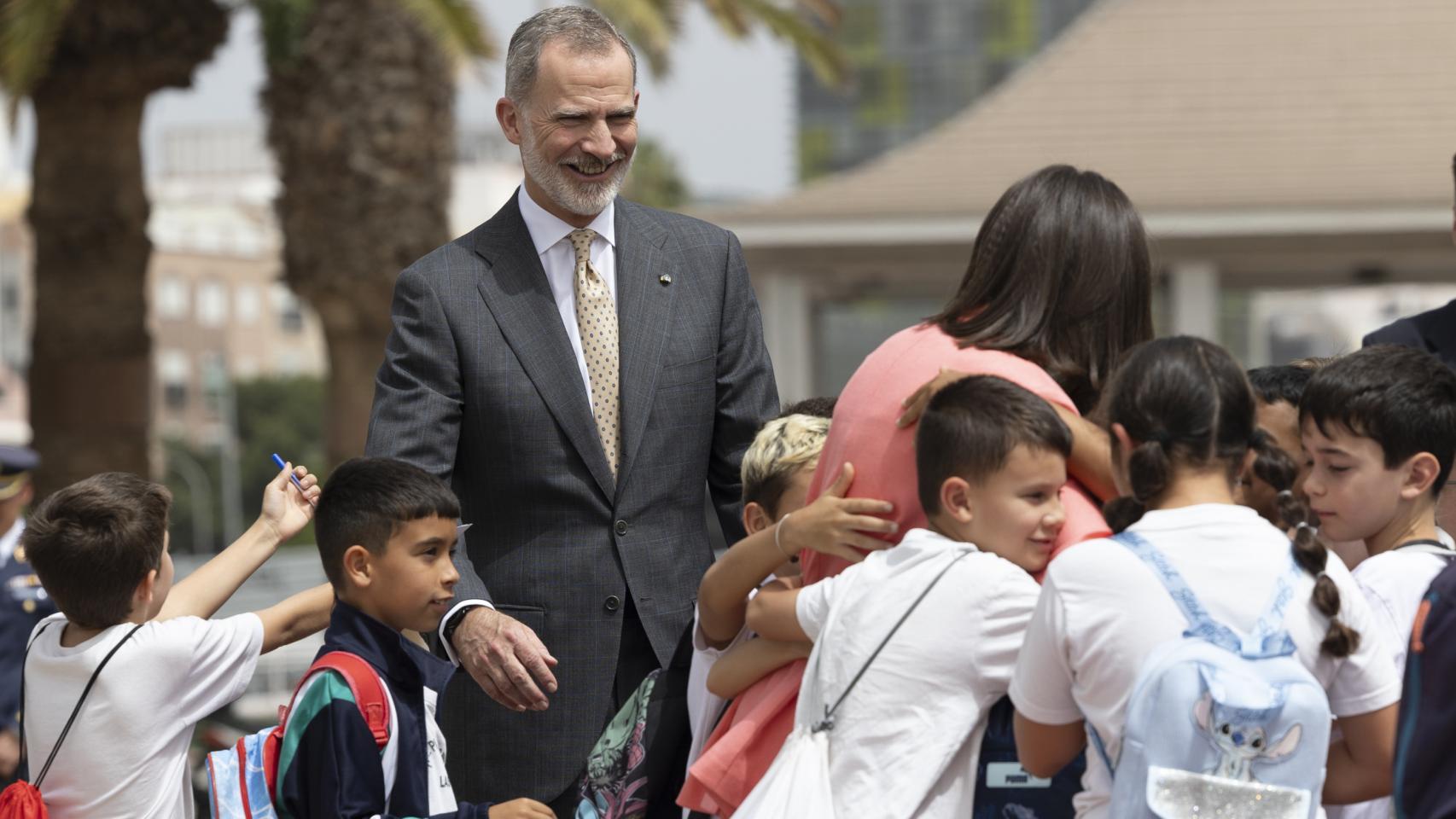 Los reyes Felipe VI y Letizia junto a un grupo de niños en Las Palmas de Gran Canaria.