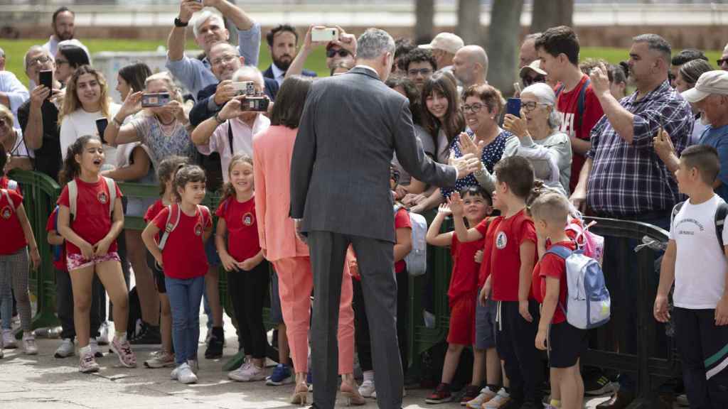 Los reyes Felipe VI y Letizia, muy cariñosos, han saludado a los niños que se encontraban fuera del Edificio Miller.