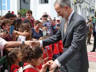 El simpático momento en el que una niña le pellizca la mano al rey Felipe VI para comprobar si es real