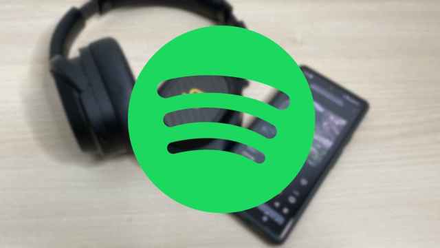 Icono de Spotify sobre un móvil y unos auriculares